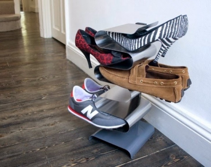 Un originale modo di mettere via le scarpe che ci ricorda l'importanza di sfruttare gli spazi in altezza!