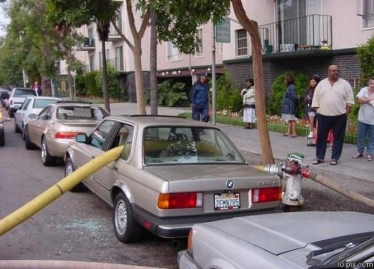 9. Als je voor een brandkraan parkeert...