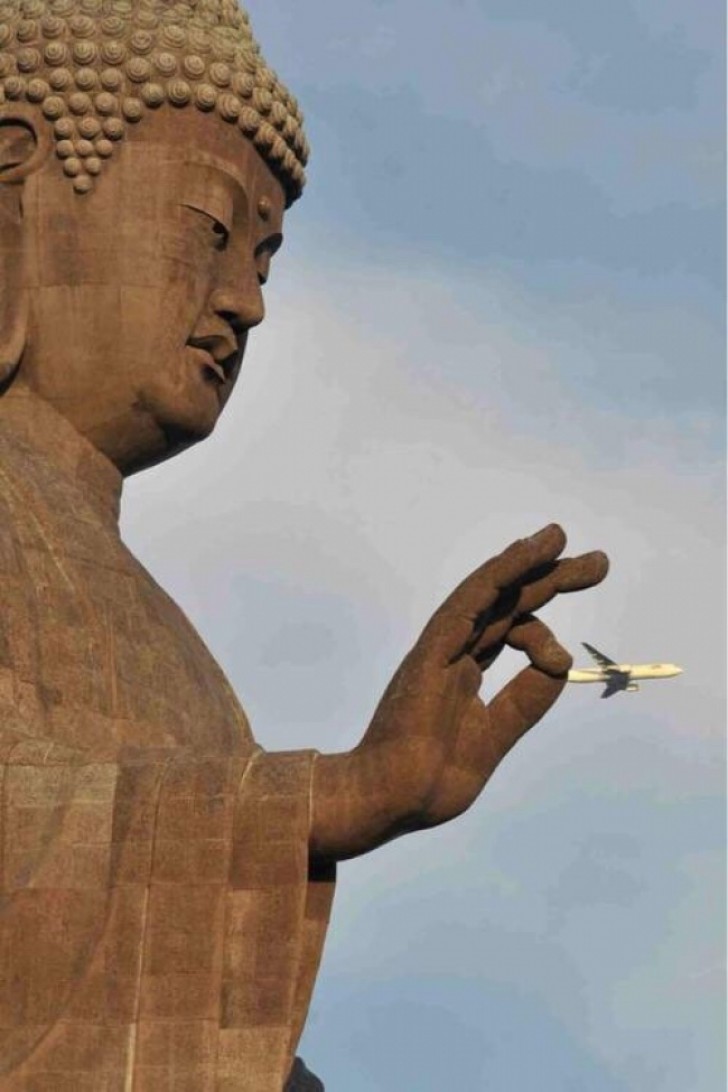 Dit vliegtuig lijkt te worden gelanceerd door niemand minder dan de hand van Boeddha!
