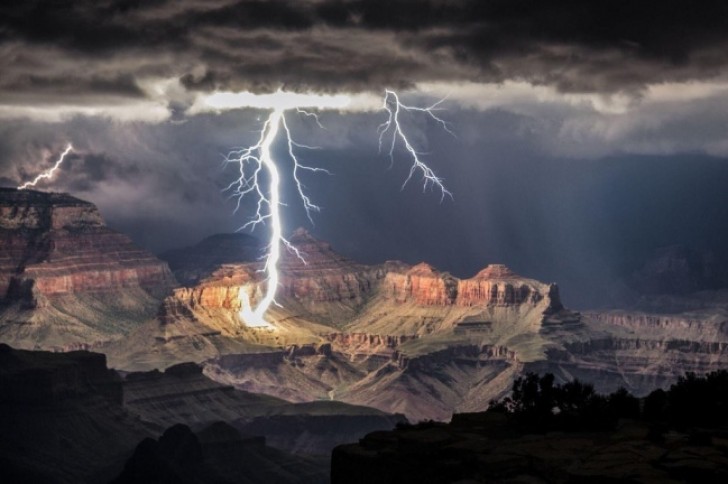 Een foto van de Grand Canyon wanneer het alleen door de bliksem wordt verlicht