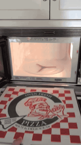 Cuando ordenas una pizza y ocurre que entra a la perfeccion en el microondas.