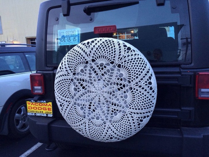 Quand la grand-mère crée les accessoires pour la voiture...