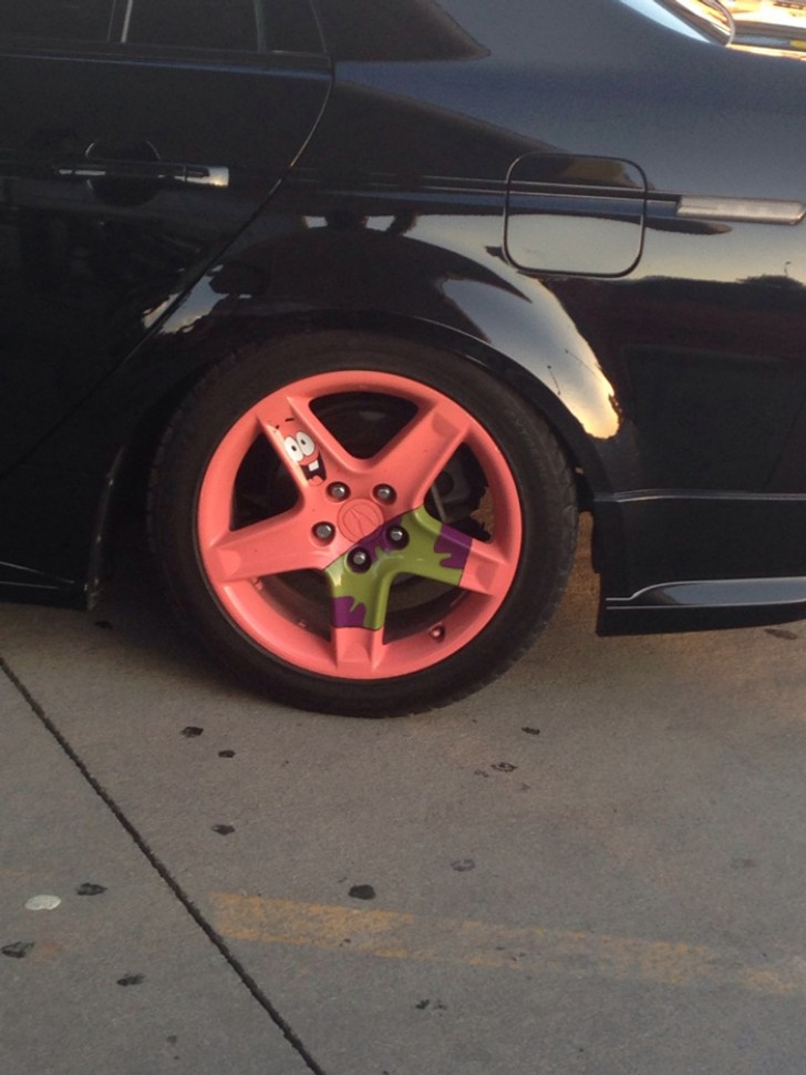 Buying colored rims definitely gives a touch of originality!