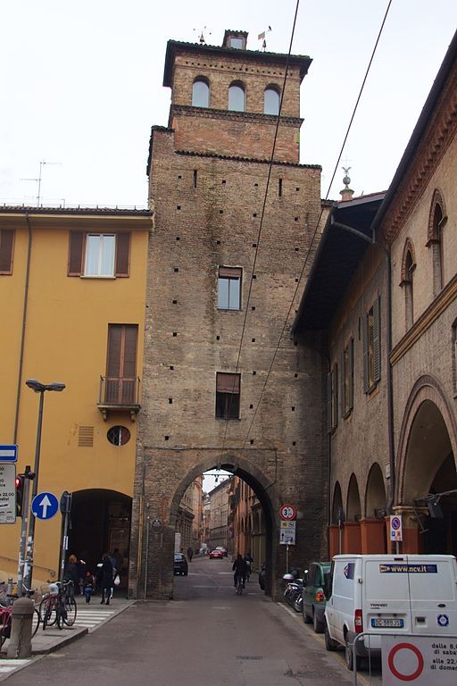 Een ander typisch architectonisch element van de stad Bologna is de ondertoren, een soort versterkte poort die de tweede ommuring beschermt.