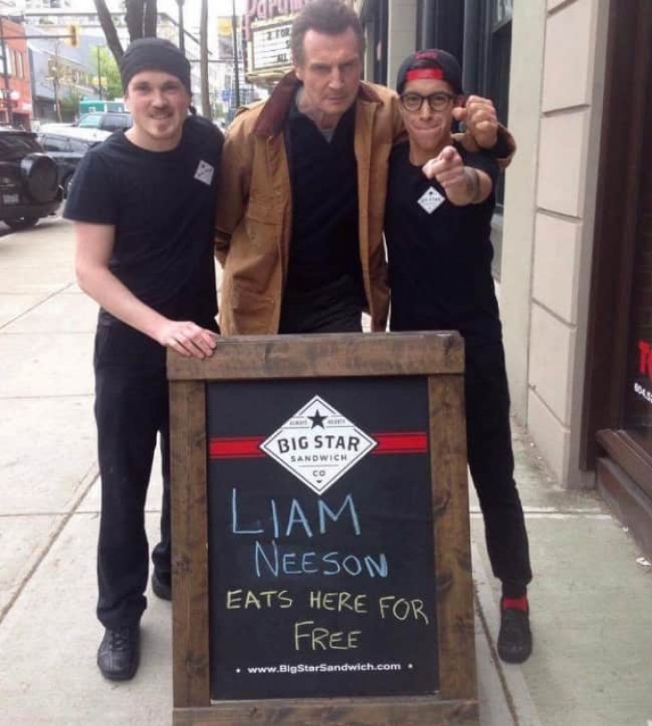 5. Het lijkt of Liam Neeson niet echt blij was met het gratis eten dat hem aangeboden werd...