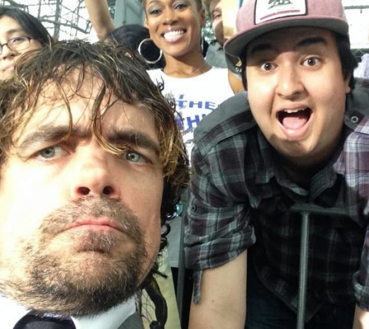 9. Peter Dinklage adapts the selfie to his height but does not seem to be happy ...