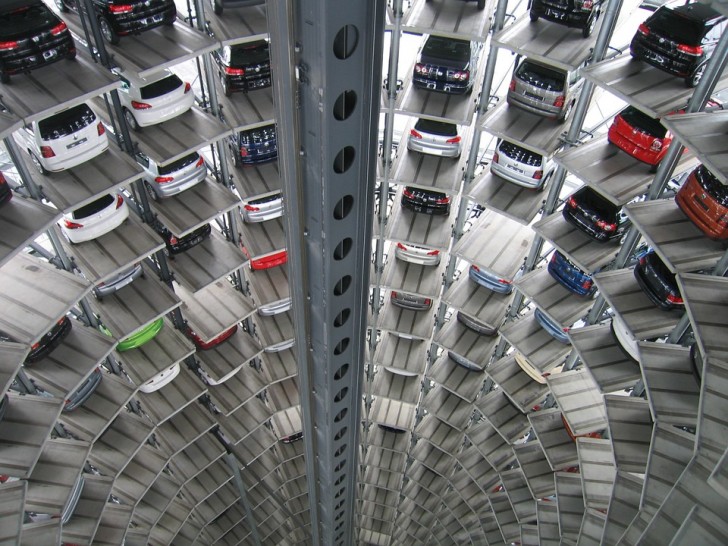 Il parcheggio ipertecnologico della fabbrica della Volkswagen di Wolfsburg.