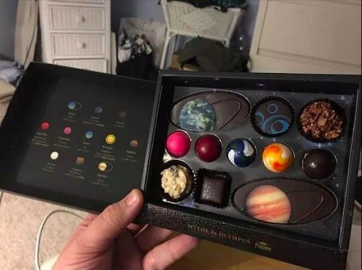 Eine Schachtel mit Planetenpralinen