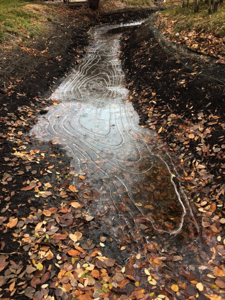 Un lago congelado que asemeja terriblemente a un mapa topografico