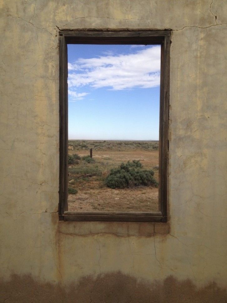 La fenêtre d'un bâtiment abandonné en Australie: on dirait une photo!