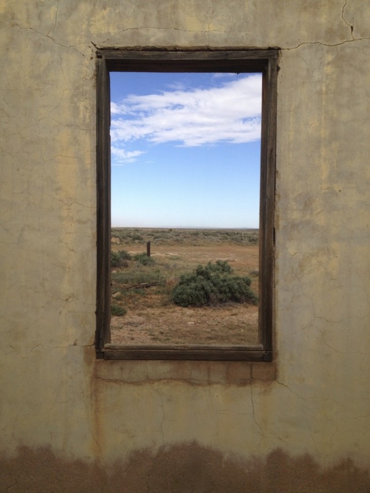 A janela de uma construção abandonada na Austrália.