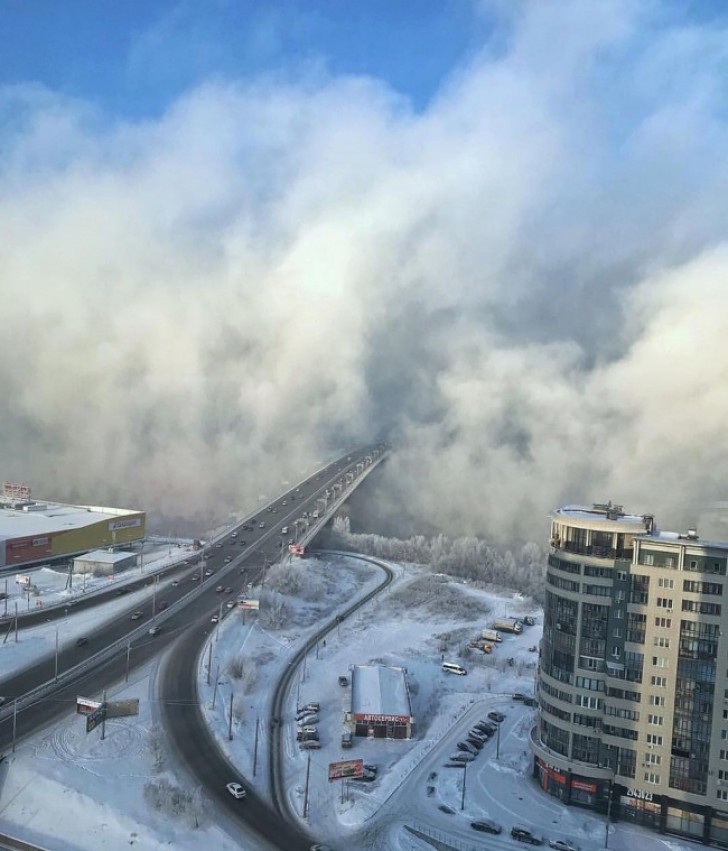 Een sneeuwstorm in Krasnojarsk, in Siberië