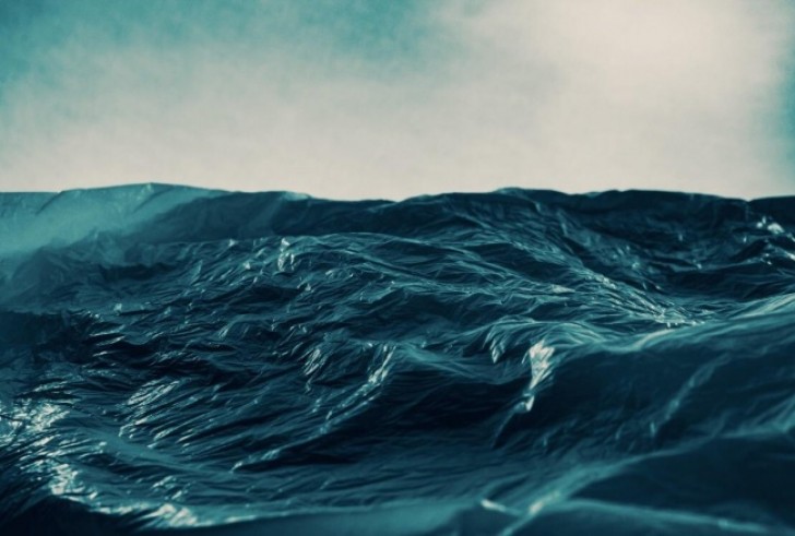 No, non è il mare in tempesta. È la foto di una busta!