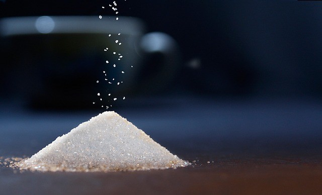 Jedes mal wenn man eine Dose eines kohlensäurehaltigen Getränks trinkt, nimmt man 10 Löffel Zucker auf