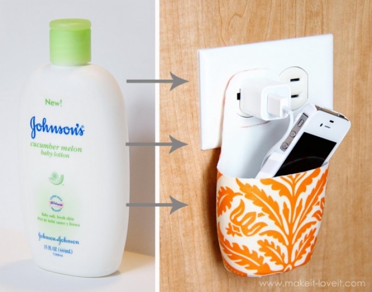 When recharging, do not leave your smartphone on the floor next to the electric socket! Upcycle a plastic shampoo bottle and use it as a support!