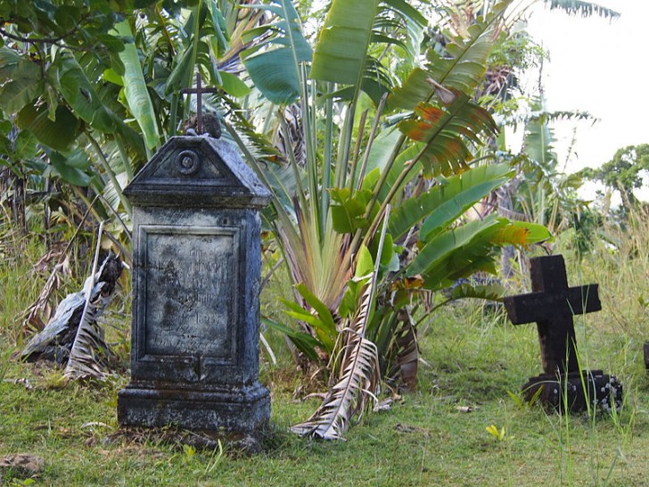 Molti di loro finirono per mettere su famiglia e finire i propri giorni proprio a Île Sainte-Marie, creando così un luogo unico nel suo genere: l'unico cimitero di pirati di cui si sappia.