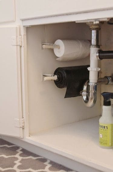5. Un dispenser per la buste sotto il lavello