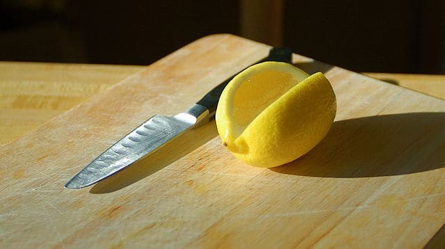 11. Desinfecta los cuchillos de madera pasandolos sobre limon y sal.