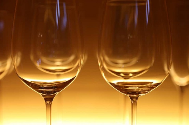 2. Rub wine glasses with vinegar to remove limescale and give them back their shine.