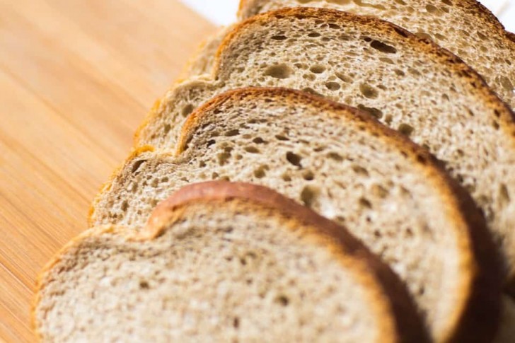 3. Rimuovi i residui di caffè strofinandoli con pezzi di pane morbido.