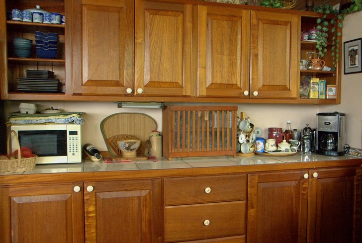 5. Return splendor to kitchen cabinet doors by scrubbing them with a mixture composed of vegetable oil and baking soda.
