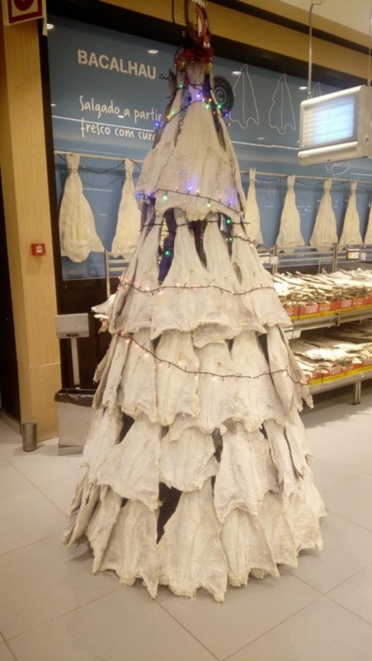 Así es como se adorna el árbol de Navidad en una tienda de pescado.