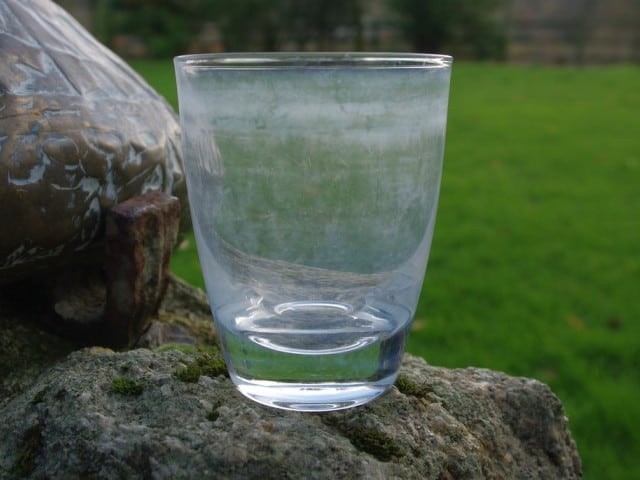 Le vinaigre est parfait pour enlever les traces de calcaire sur les verres.