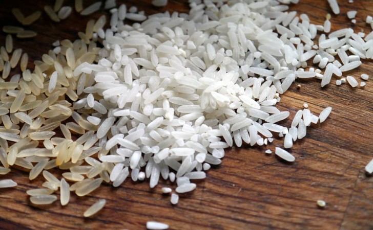 Use o arroz para limpar garrafas com a boca estreita.