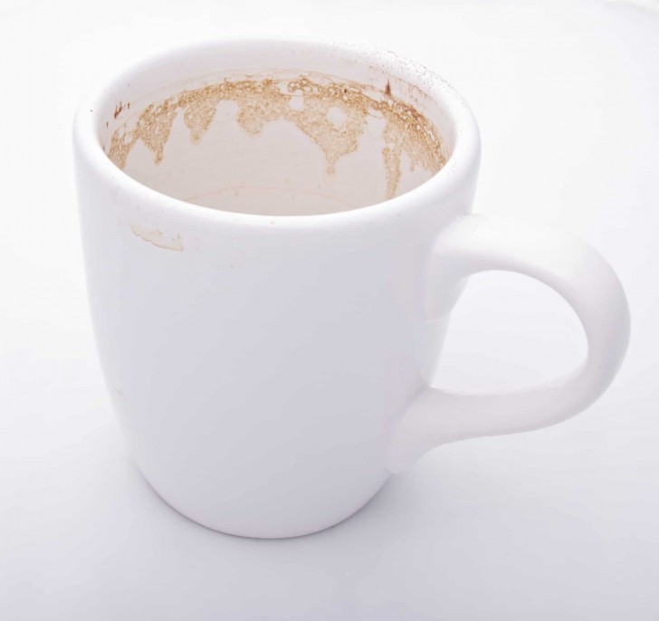 Are there coffee or tea stains on cups? Fill them with water and baking soda and leave for 10 minutes ... they will shine again!