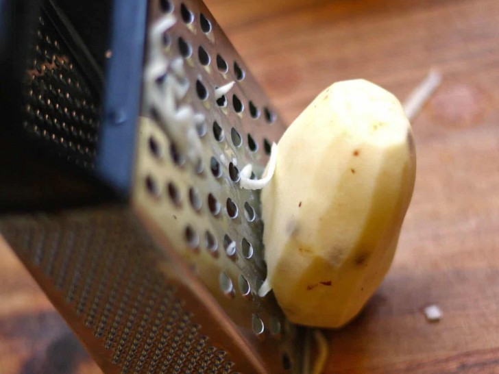 Si la râpe est très sale, utilisez une pomme de terre: le fromage incrusté est retiré immédiatement.