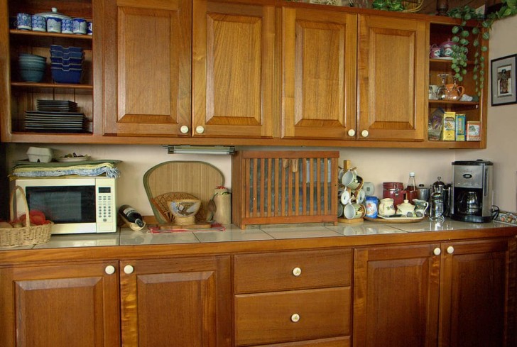 Scrub kitchen tops with baking soda and vegetable oil to remove dirt and stains ... and they will come back to life again!