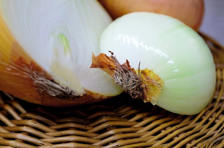 Utilizza una cipolla tagliata a metà per pulire le griglie... il risultato ti sorprenderà!