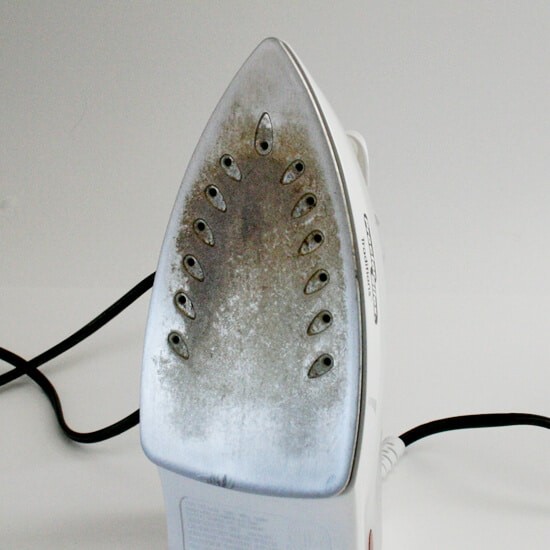 Remove stains and dirt from an iron by passing it over a handful of salt. Then wash with a damp cloth.