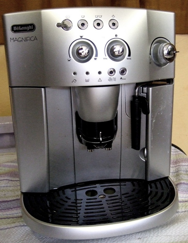 Pour nettoyer la machine à café, remplissez le réservoir d'eau et de vinaigre en deux parties égales et mettez-la en marche.