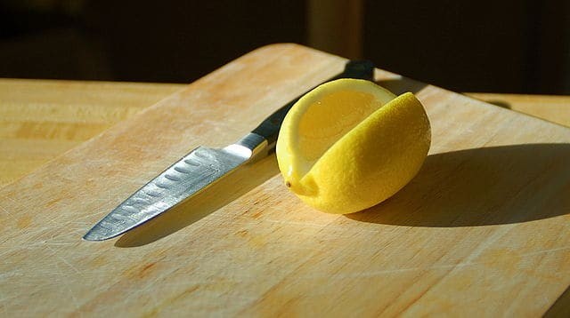 Con un limone puoi lavare i taglieri ed eliminarne gli odori.