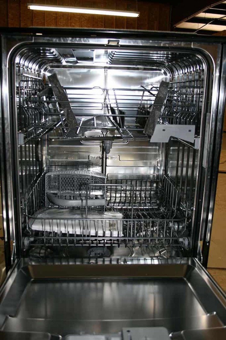 To sterilize the dishwasher, fill two cups with white vinegar and place them in the upper level. After running a full cycle, the result will be surprising!