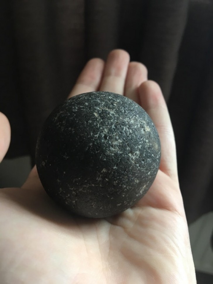 Questo sasso è una sfera perfetta.
