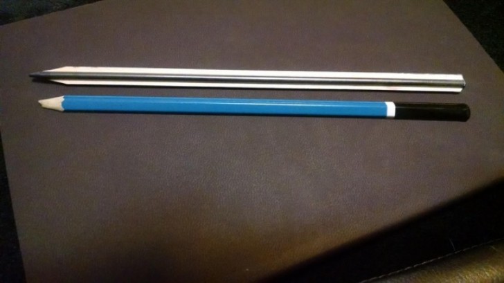 Crayon coupé en deux morceaux identiques