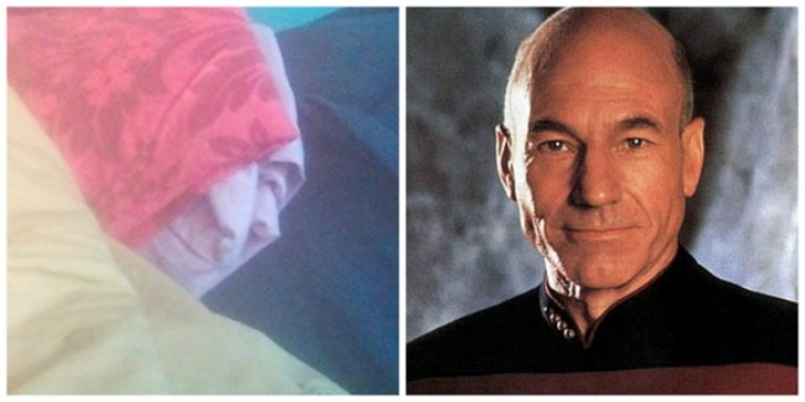 Patrick Stewart se enconde entre os lençóis.