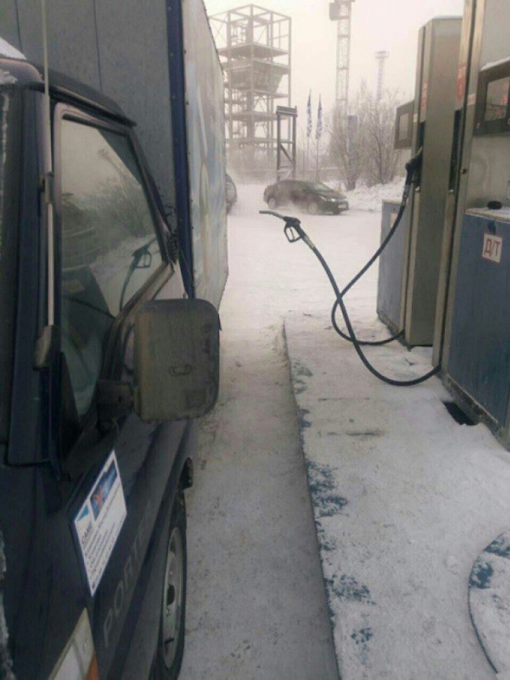 A mangueira da bomba de gasolina ficou congelada.