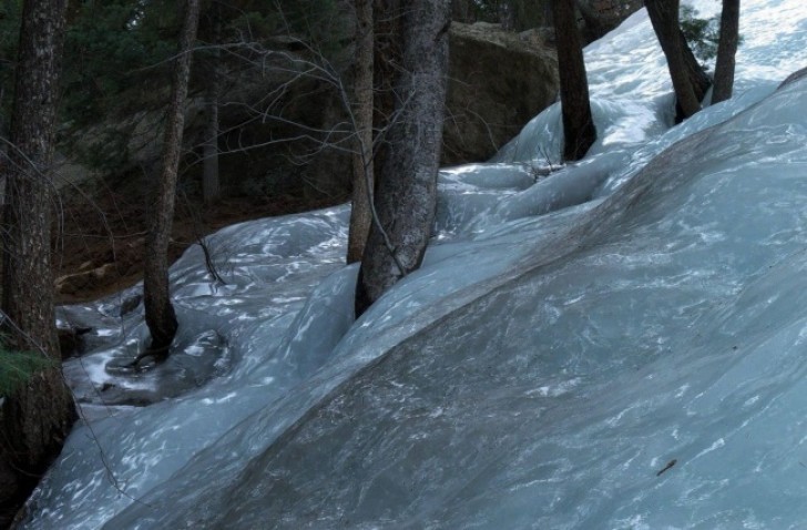 A neve congelada que está derretendo.