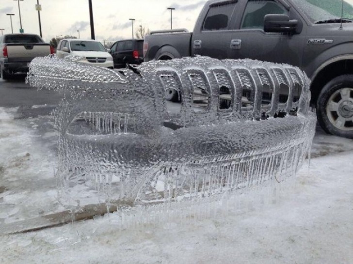 El molde de hielo del parachoques de un automóvil