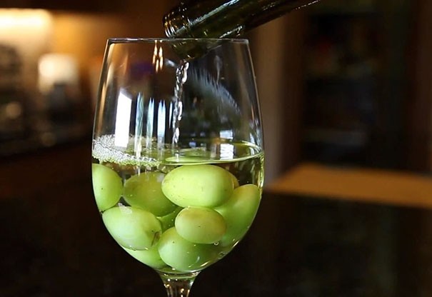 Bevries de druivenbessen om de wijn koel te houden zonder te worden verdund door ijsblokjes.