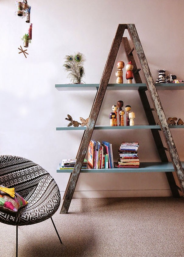 An old wooden ladder and a few shelves are enough to create a beautiful bookcase.