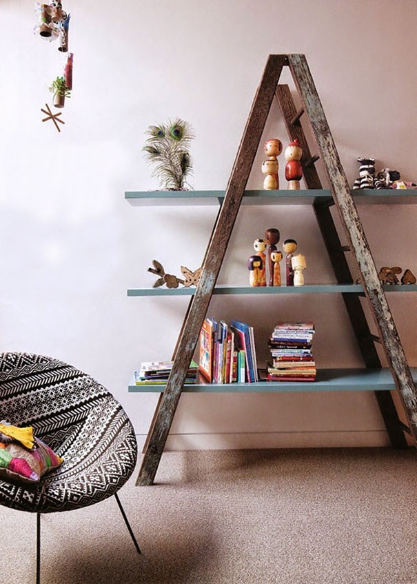 Una vecchia scala in legno e qualche mensola sono sufficienti a creare una bellissima libreria.