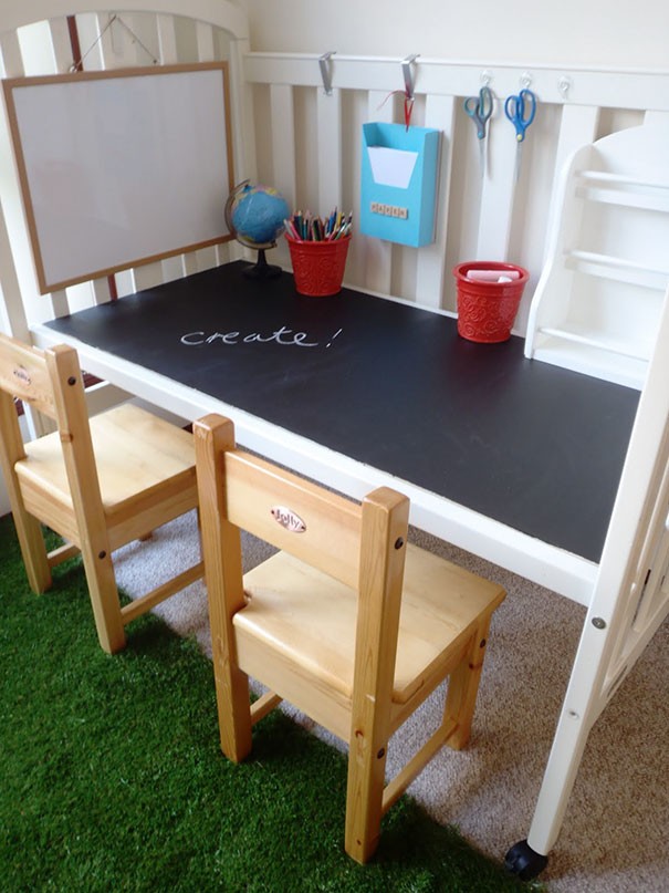 Le lit bébé peut être transformé en un joli bureau pour jouer ou pour faire ses devoirs.