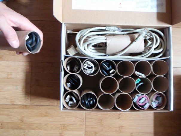 Vul een doos met wc-rolletjes en gebruik deze om de kabels netjes te houden.