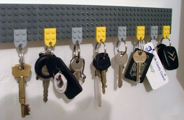Zo hou je je sleutels geordend door het gebruik van legosteentjes.