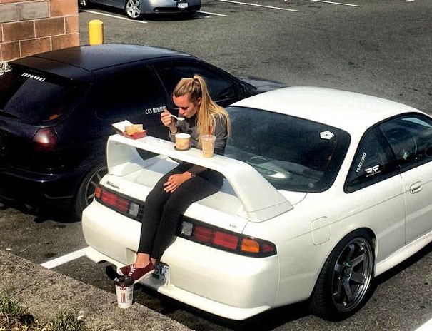 A sports car allows you to have a comfortable table for meals outside the home.