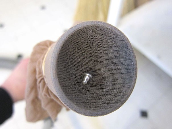 Applicate una calza sul tubo dell'aspirapolvere per recuperare piccoli oggetti senza perderli nel sacchetto pieno di polvere.